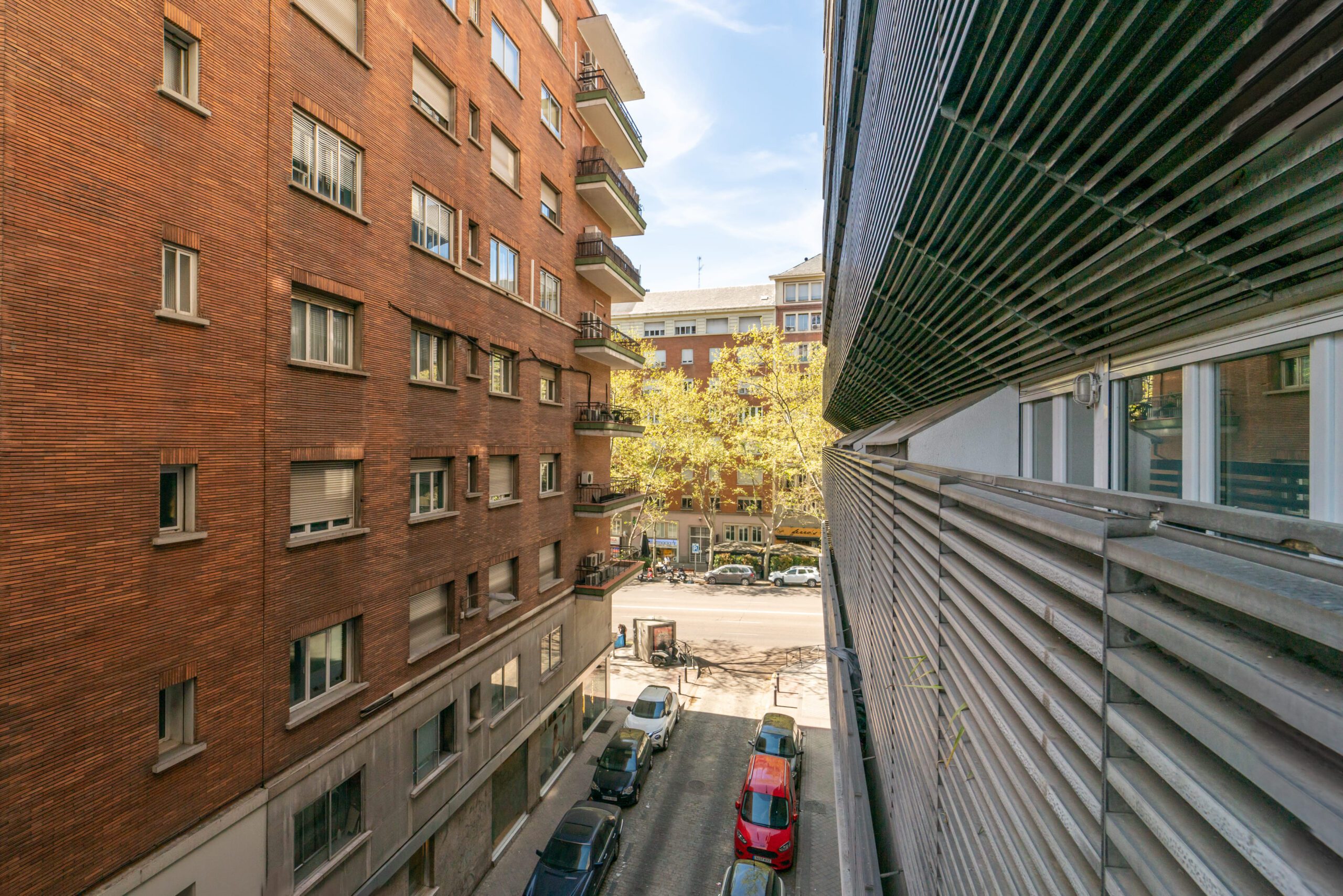 Todo lujo con esta amplia vivienda reformada en Chamberí